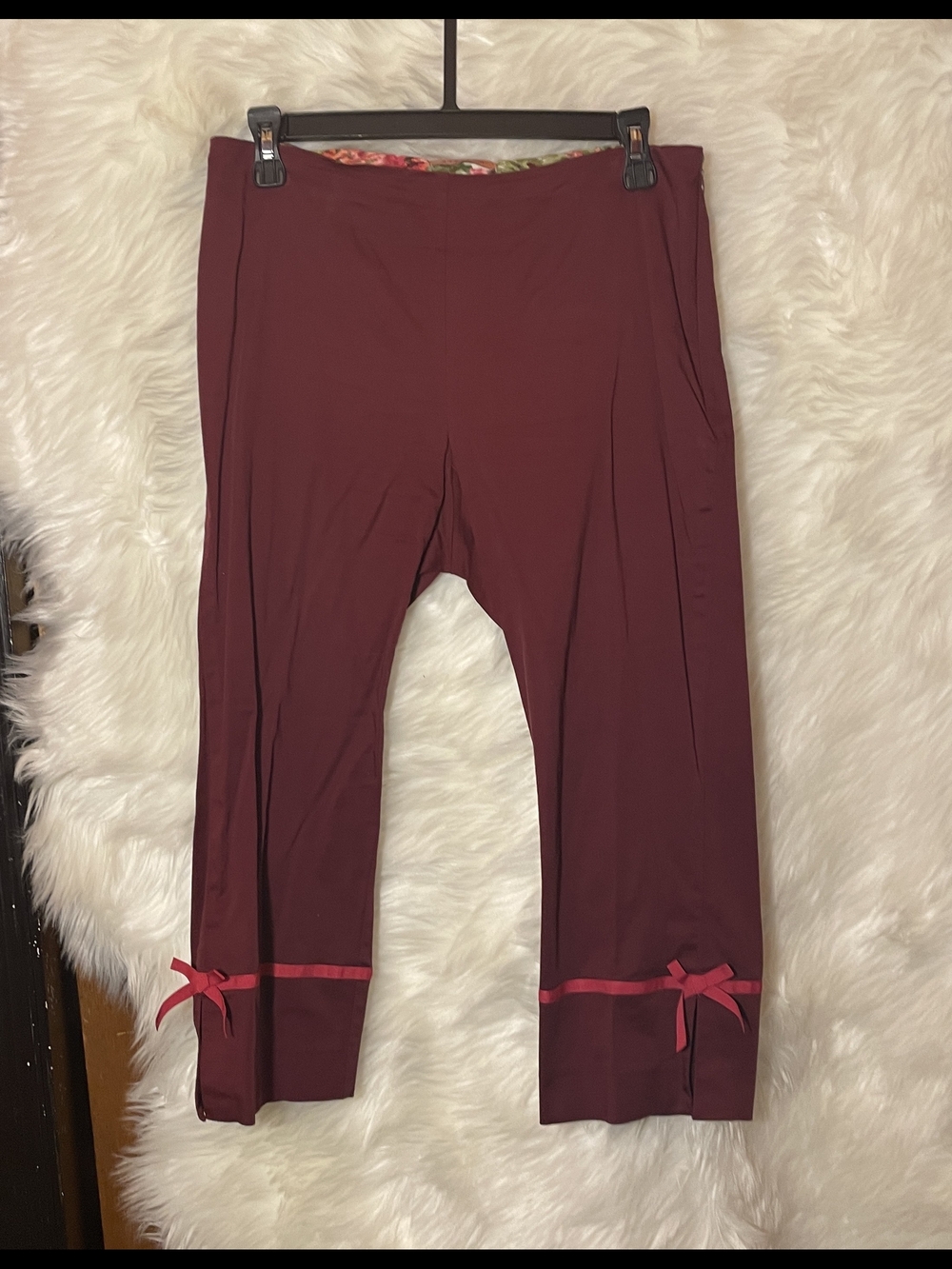 Women's Burgundy Bow-Accent Capri Leggings